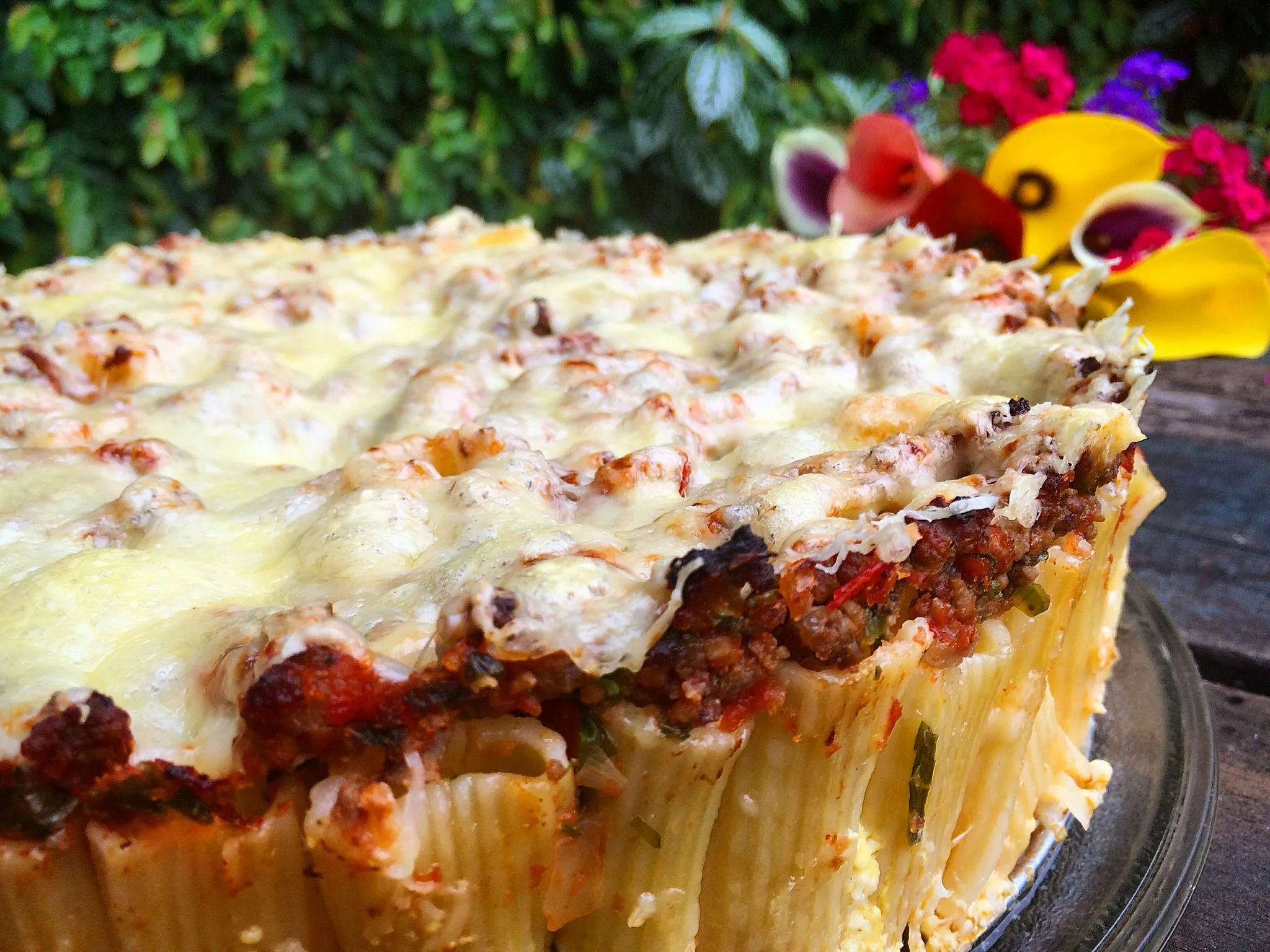 Macarrão de forno à bolonhesa com três queijos