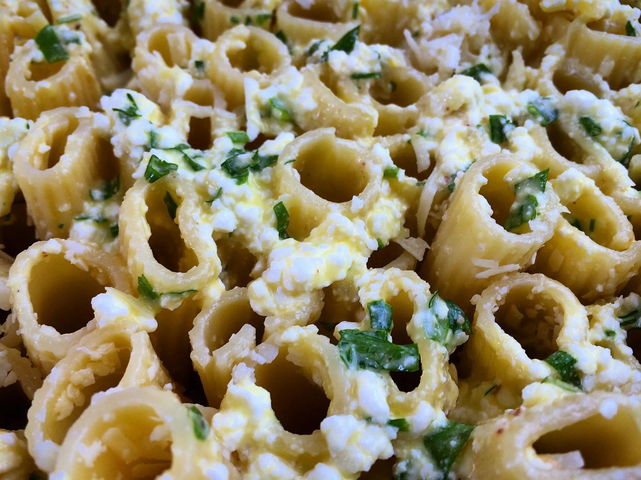 Rigatoni recheado com queijo cottage