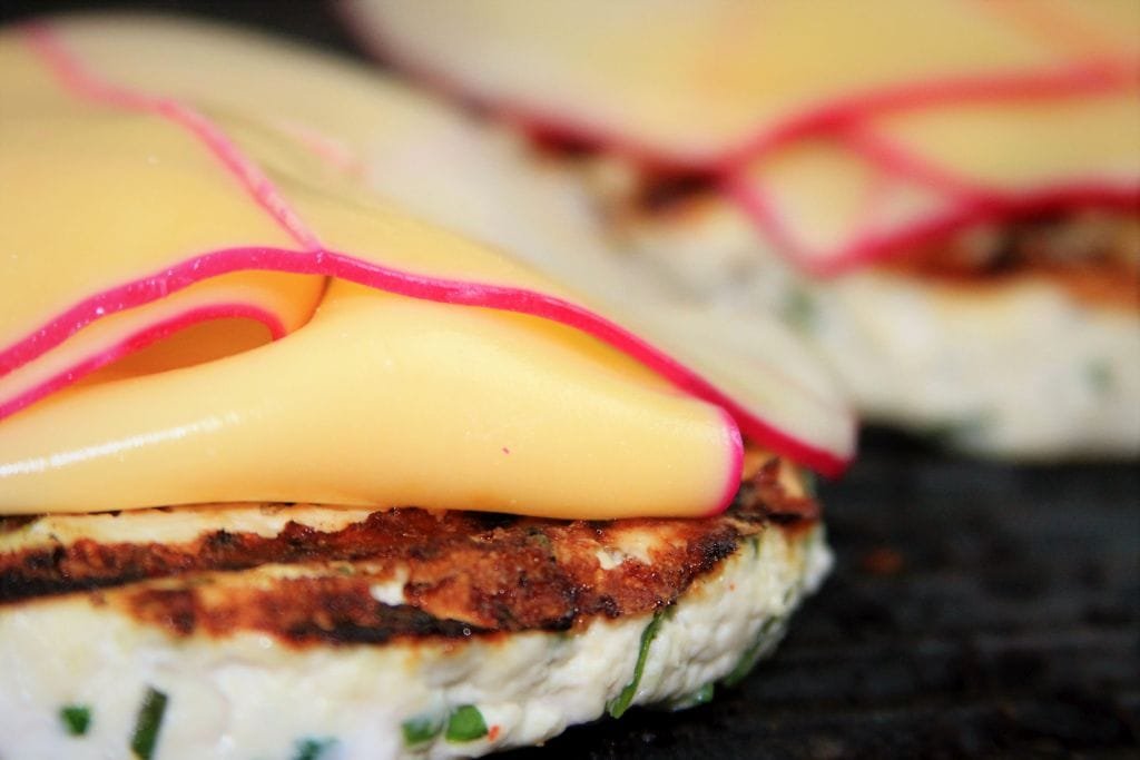 hamburguer de frango grelhado com queijo Gouda - amor pela comida