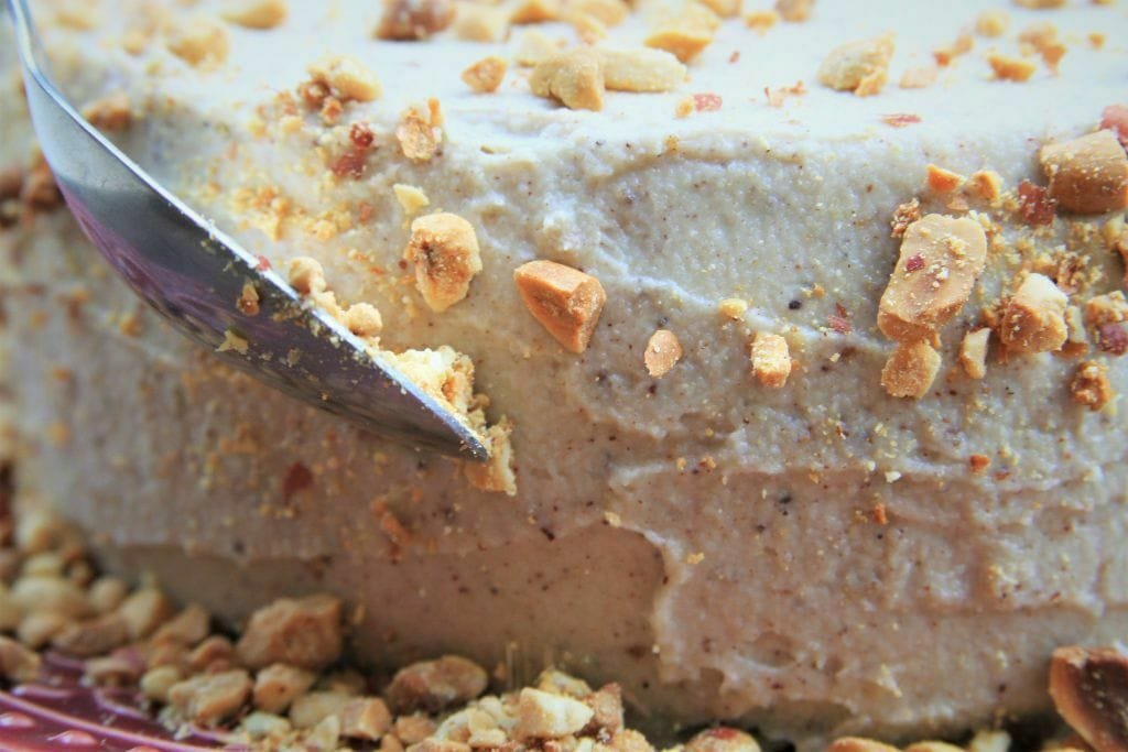 bolo de aniversário fácil sem glúten, sem lactose, sem soja, sem processados recheado com creme de castanha de caju e amendoim - amor pela comida