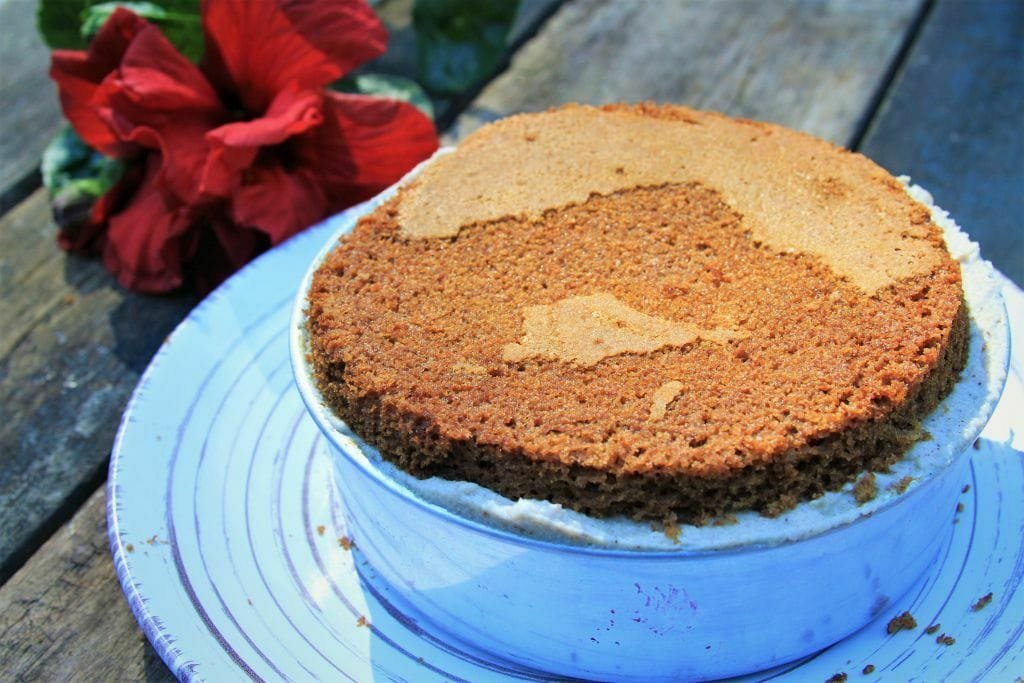 Bolo de aniversário recheado com creme de castanha de caju - amorpelacomida