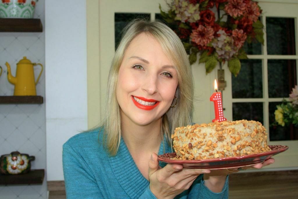 Bolo de aniversário recheado com creme de castanha de caju com amendoim torrado - amor pela comida