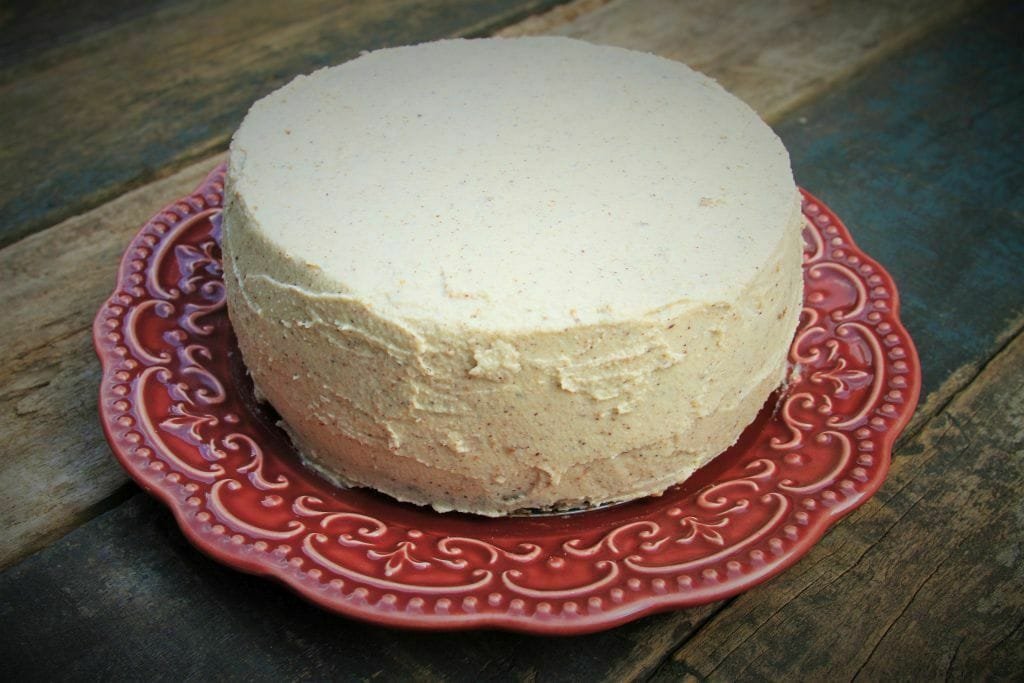 Bolo de aniversário recheado com creme de castanha de caju delicioso - amor pela comida