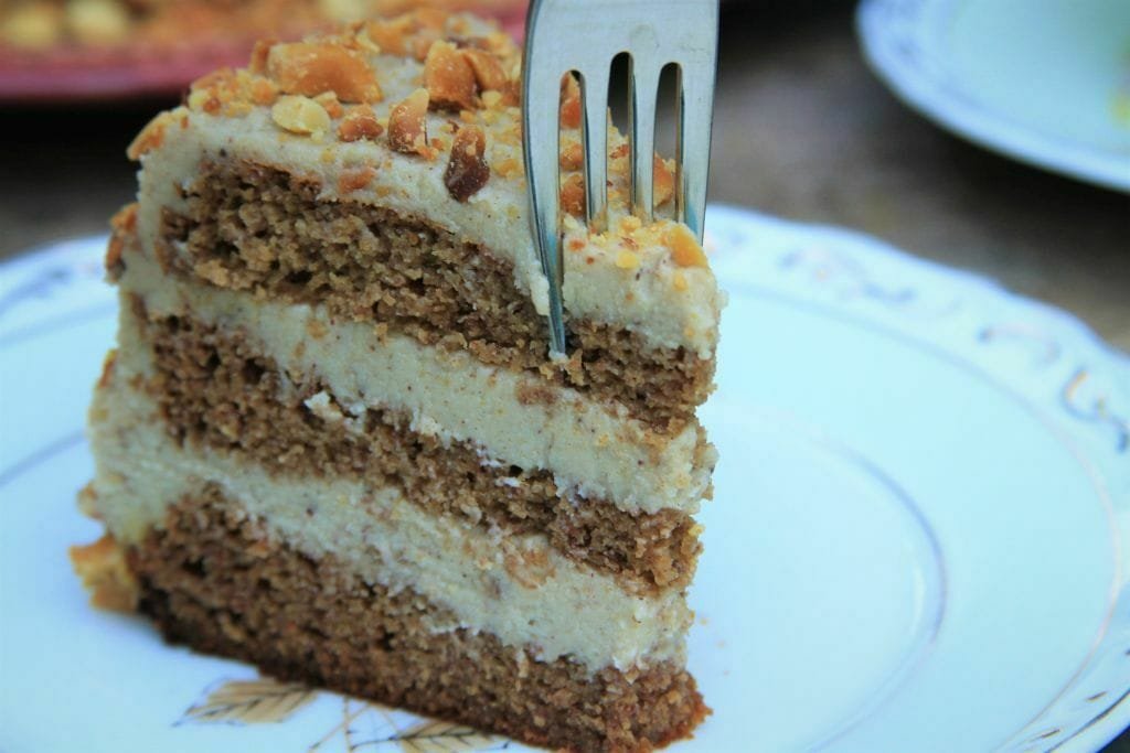 Bolo de aniversário recheado com creme de castanha de caju sem glúten, sem lactose, sem soja e sem processados