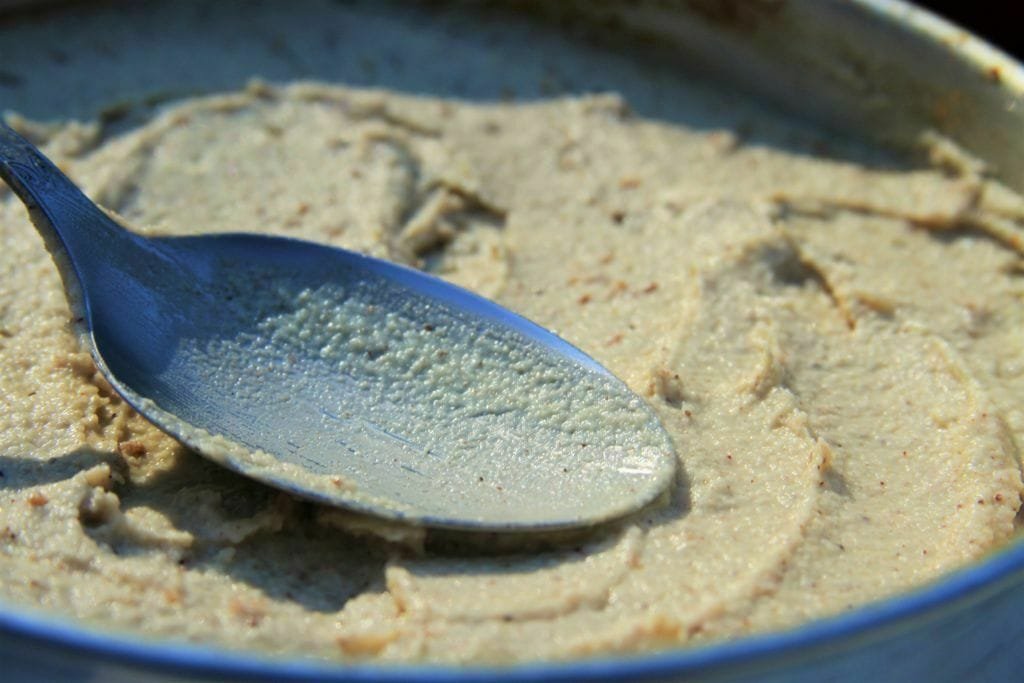 Bolo de aniversário recheado com creme de castanha de caju