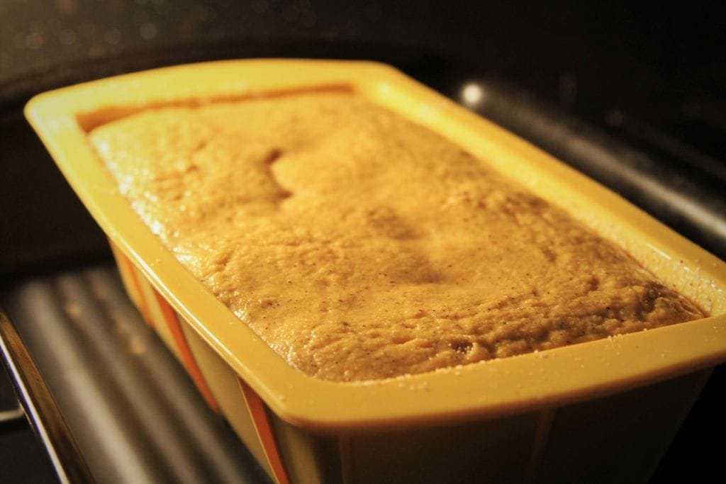 Pão de batata doce sem glúten e sem lactose de liquidificador pronto para assar