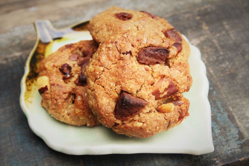 cookies de chocolate integral com passas, aveia, castanha e nozes - amor pela comida