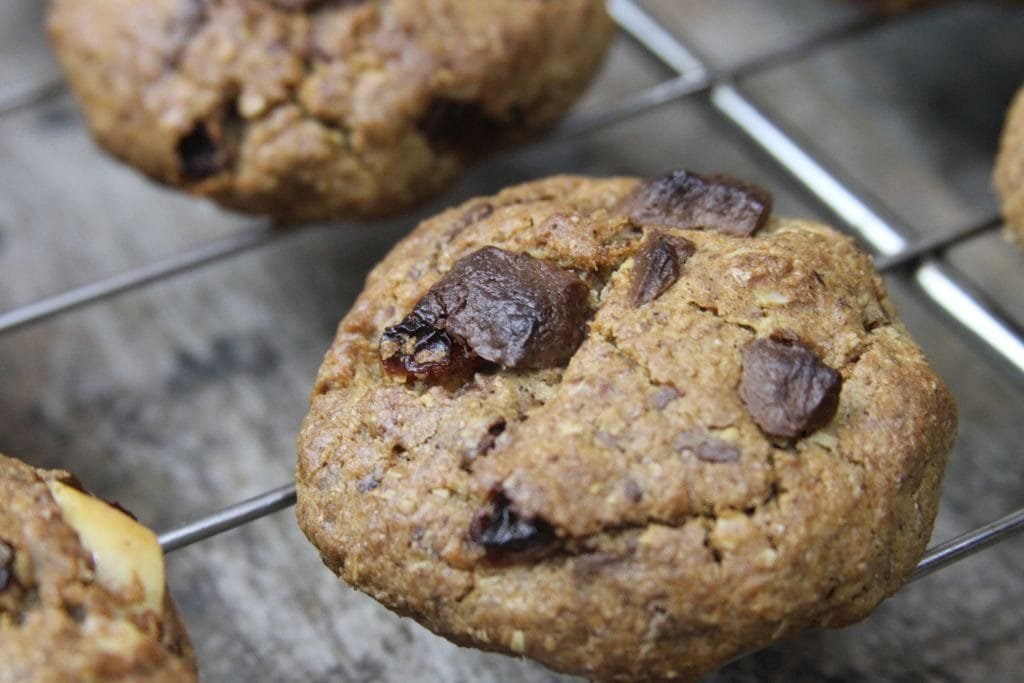 deixe os cookies esfriarem sobre uma grade - amor pela comida