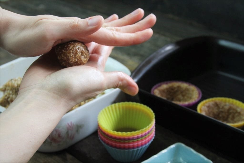 Modele bolinhas de massa para ser mais fácil de espalhar na forminha - Amor Pela Comida