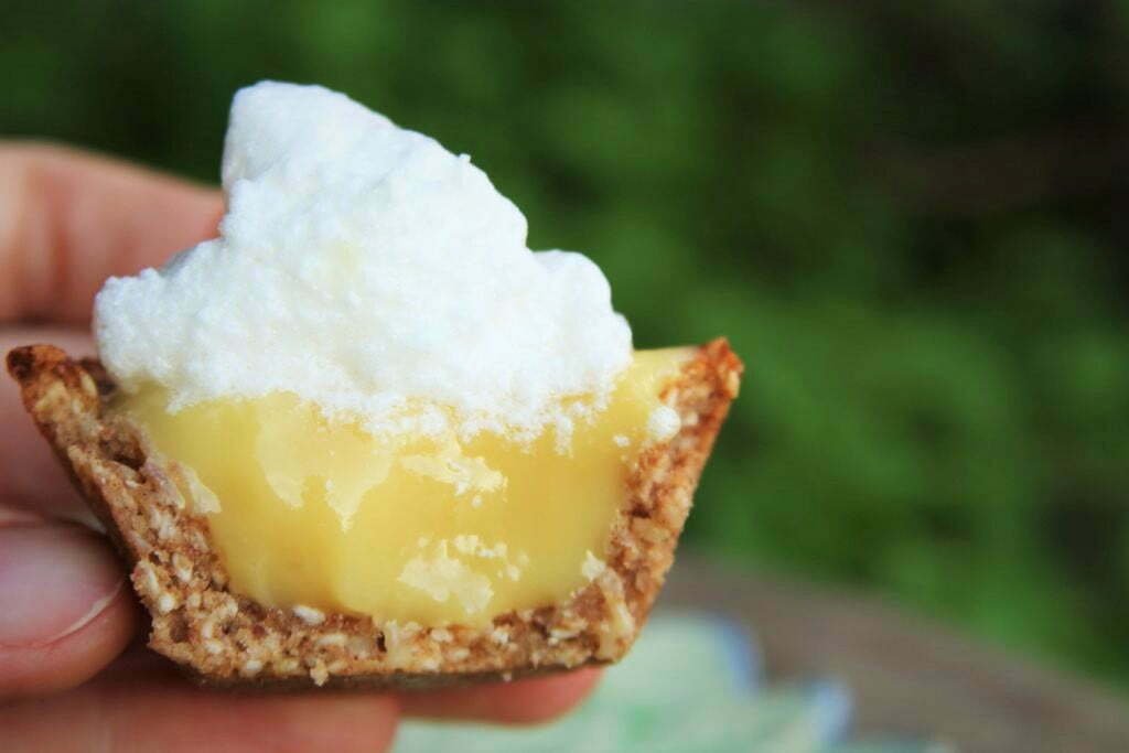 Tortinha de limão com base de castanhas crocante, super cremosa e deliciosa sem glúten e sem lactose - Amor Pela Comida