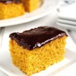 Bolo de cenoura com cobertura de chocolate fofinho sem glúten e sem lactose da vovó | www.amorpelacomida.com.br