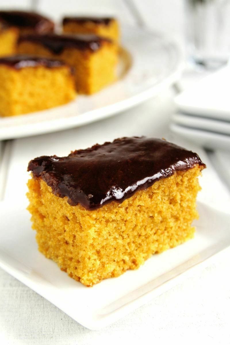 Bolo de cenoura com cobertura de chocolate fofinho sem glúten e sem lactose da vovó | www.amorpelacomida.com.br