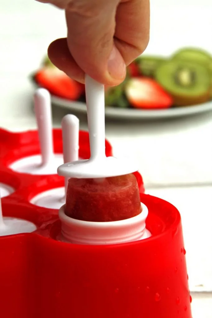 Picolé de Frutas natural, refrescante, saudável, sem glúten e sem lactose | www.amorpelacomida.com.br