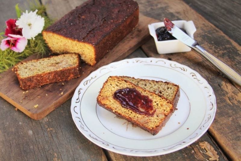 Pão de forma fatiado em um prato redondo dobre mesa de madeira escura