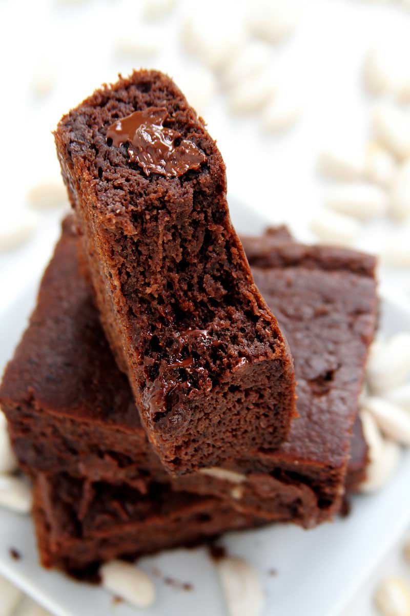 Fatias de brownie sobrepostas sobre mesa branca