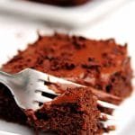 Sjokolade koek, gluten-vry en laktose-gratis dekking in'n romerige