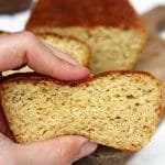 Pão caseiro fácil e saudável feito com grão-de-bico é sem glúten, sem lactose e feito rapidamente no liquidificador