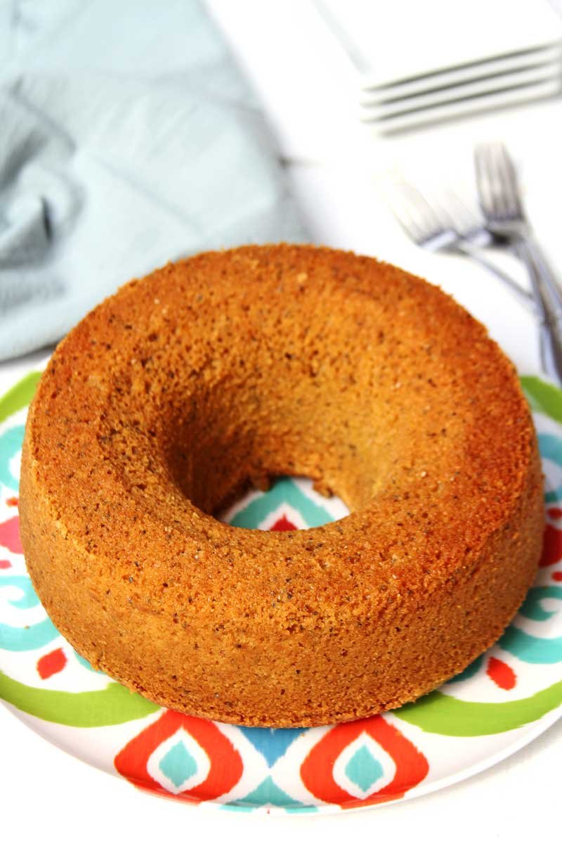 Bolo de fubá fofinho feito rapidamente no liquidificador sem glúten e sem lactose