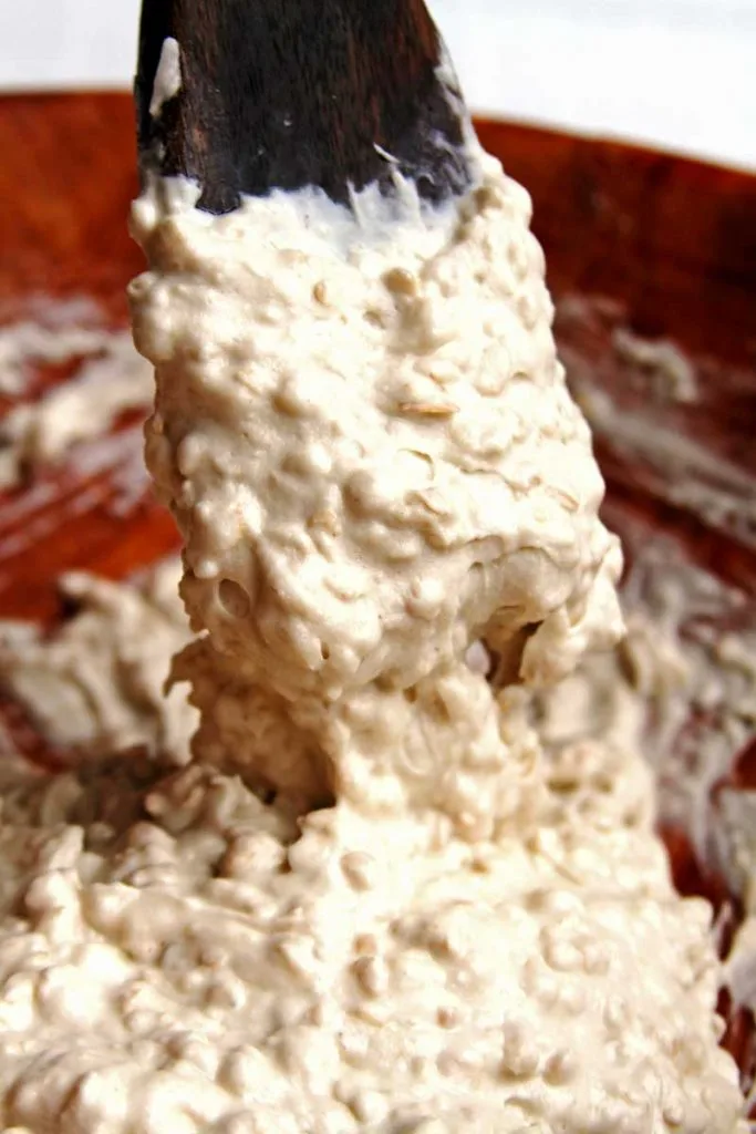 Textura massa de pão dentro de bacia de bambu