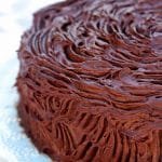 Bolo de aniversário saudável e nutritivo feito com massa de tangerina e com recheio e cobertura de musse de chocolate