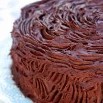 Bolo de aniversário saudável e nutritivo feito com massa de tangerina e com recheio e cobertura de musse de chocolate