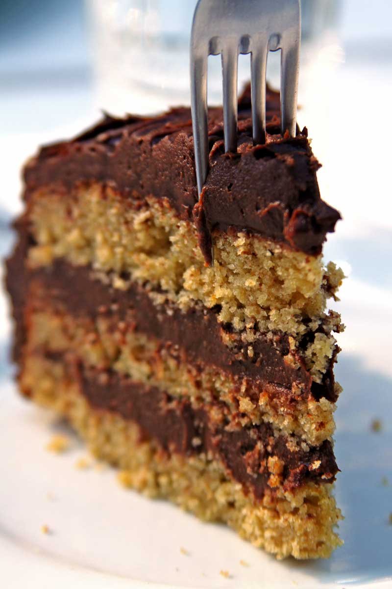 Bolo de aniversário saudável e nutritivo feito com massa de tangerina e com recheio e cobertura de musse de chocolate