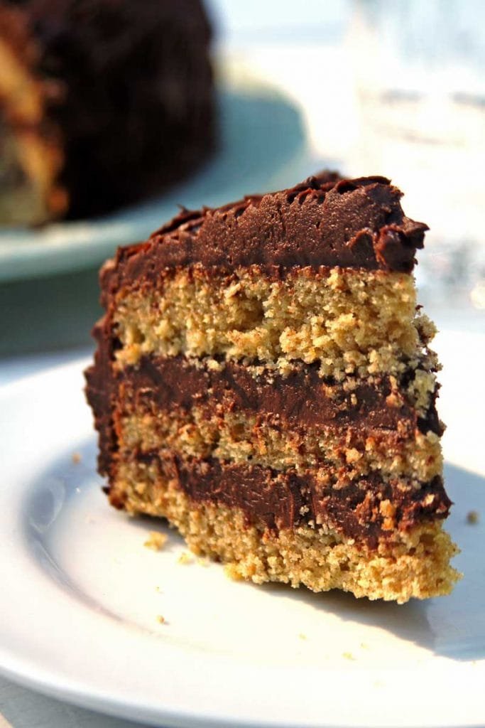Bolo de aniversário saudável e nutritivo feito com massa de tangerina e com recheio e cobertura de musse de chocolate