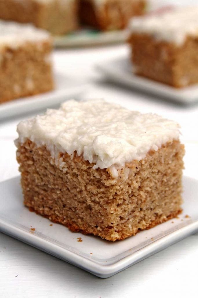 Bolo gelado de coco macio, molhadinho e simples de preparar!