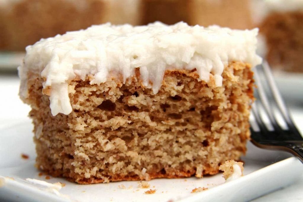 Bolo gelado de coco macio, molhadinho e simples de preparar!