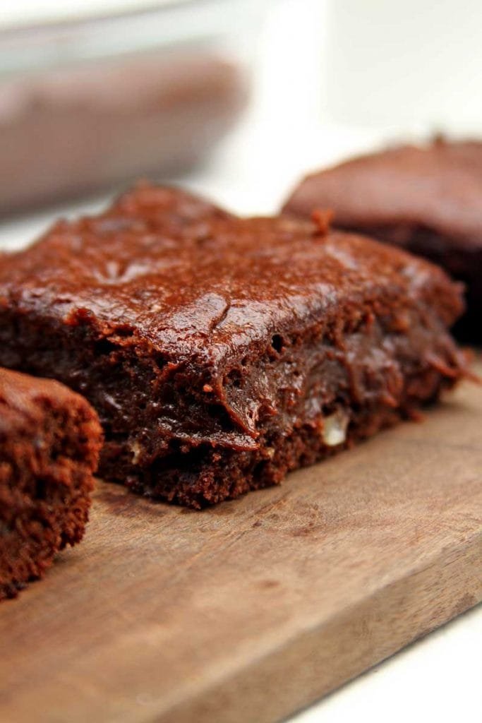 Receita de Brownie Vegano sem glúten, simples e rápido de preparar. Textura de bolo por fora e com o meio puxentinho e delicioso!