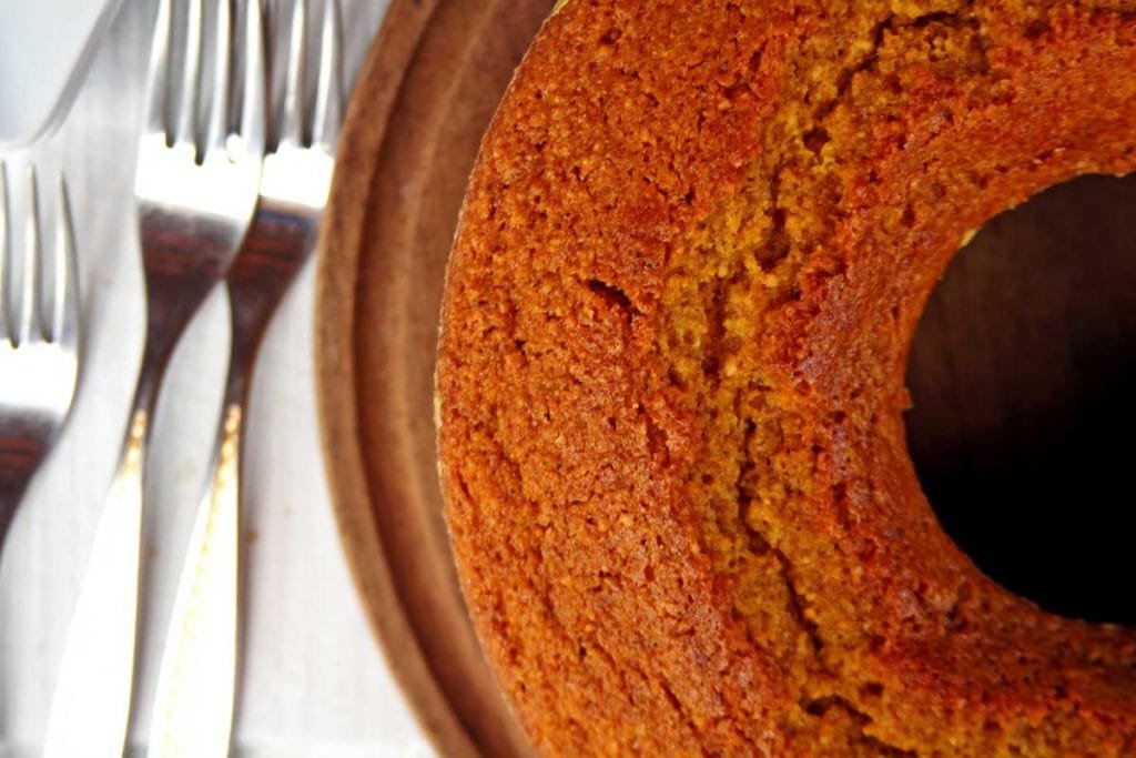 Receita de bolo de abóbora crua ralada com coco, sem glúten, sem lactose, feito no liquidificador muito saboroso, úmido na medida certa e fofinho!