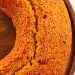 Bolo de abóbora com coco feito com abóbora crua no liquidificador, sem glúten, sem lactose e muito delicioso!