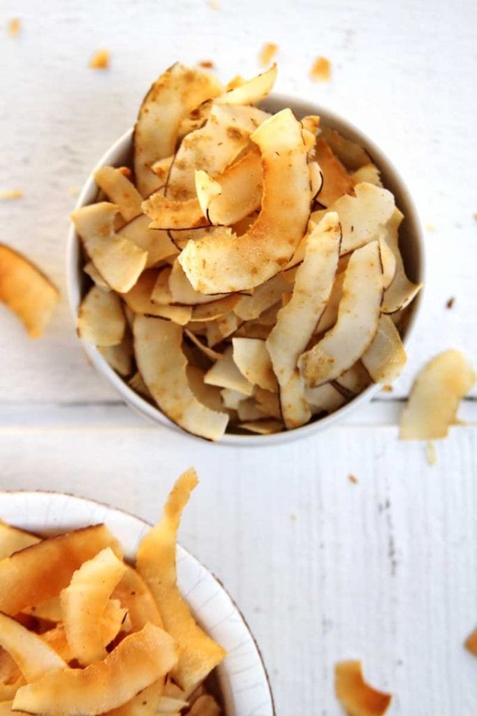 Receita Paleo Lowcarb de Chips de Coco muito crocante e nutritivo. Aprenda como preparar a versão doce e a versão salgada!