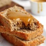 Pão vegano rápido, fácil, nutritivo com aveia, amendoim, trigo sarraceno e araruta. Demora apenas 15 minutos para preparar a massa!