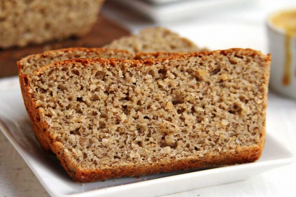 Pão vegano fácil e rápido que você demora menos de 15 minutos pra preparar a massa. Leva aveia, trigo sarraceno, amendoim e aratura e é macio na medida certa!