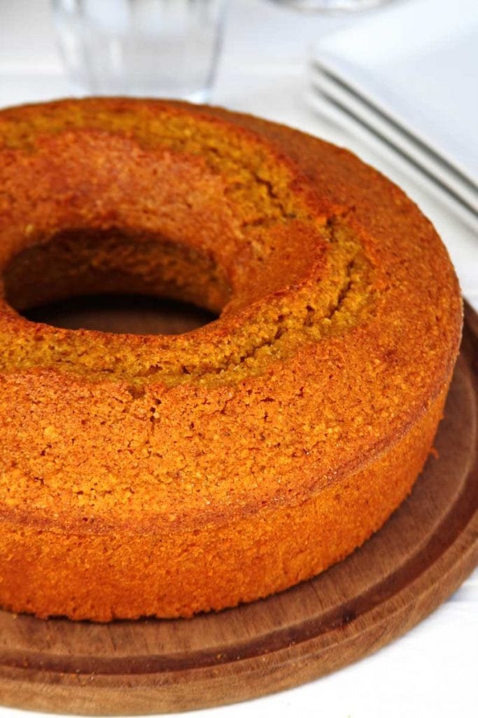 Receita de Bolo de Abóbora com coco de liquidificador feita com abóbora crua, amendoim, fubá e leite de coco. É sem glúten, sem lactose, muito nutritiva e saborosa!