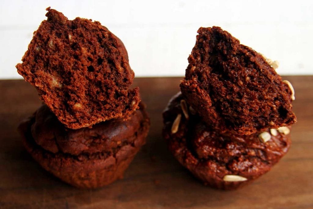 Bolo de chocolate sem ovo com duas opções de farinhas, uma delas com aveia e a outra com farinha de arroz, ambas sem glúten, sem leite e sem soja