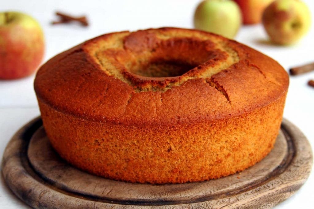 Receita de bolo de maçã de liquidificador muito fofinho e aromático. É sem glúten, sem lactose e muito nutritivo!