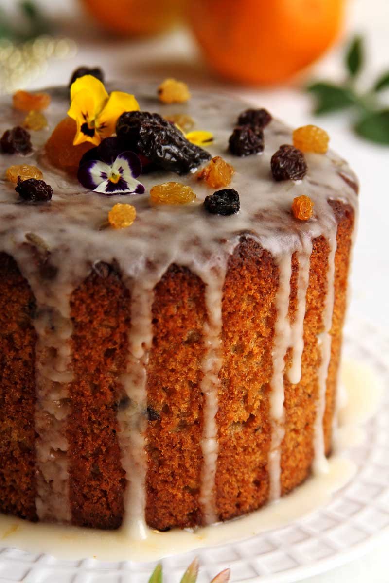 Panetone caseiro decorado com glacê de açúcar, frutas e flores