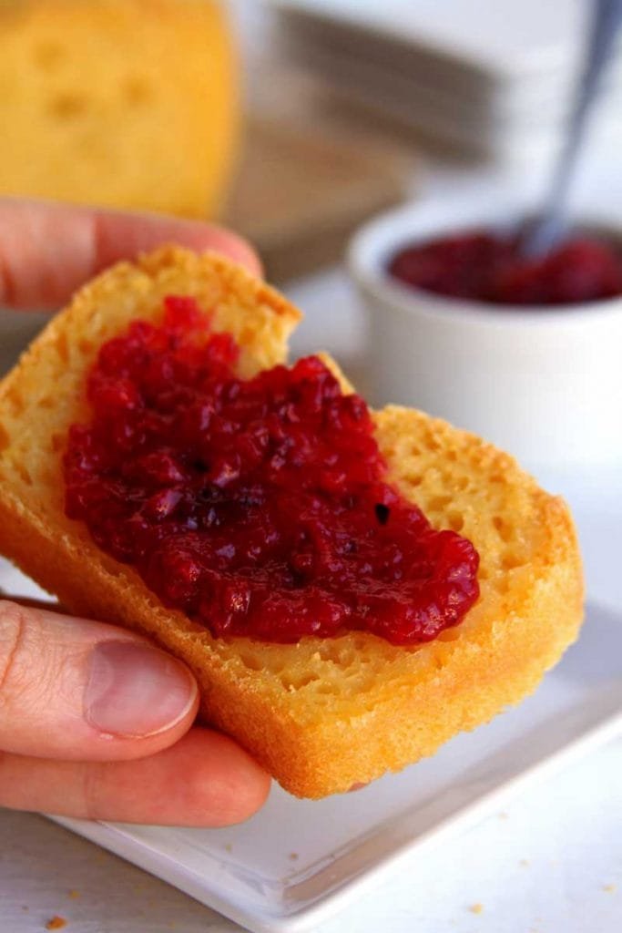 Receita de Pão de Fubá caseiro simples de preparar, sem glúten, sem lactose e sem ovo! Receita de pão de fubá vegano!