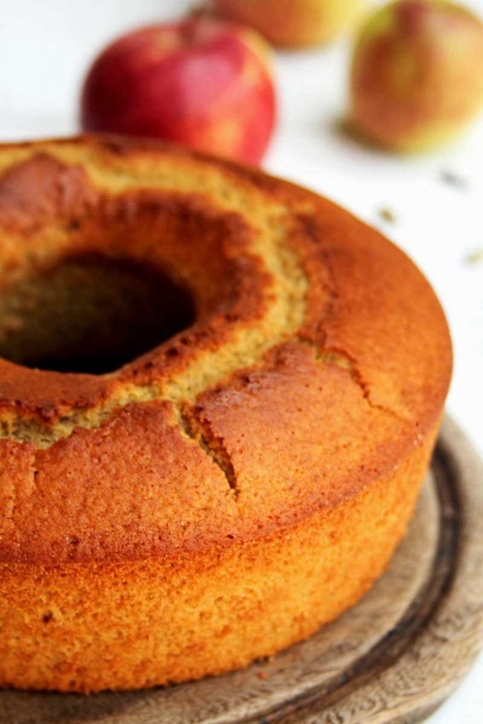 Receita de Bolo de Maçã Simples feito no liquidificador, aromatizado com canela, cravo e cardamomo. É sem glúten, sem lactose e muito fofinho!