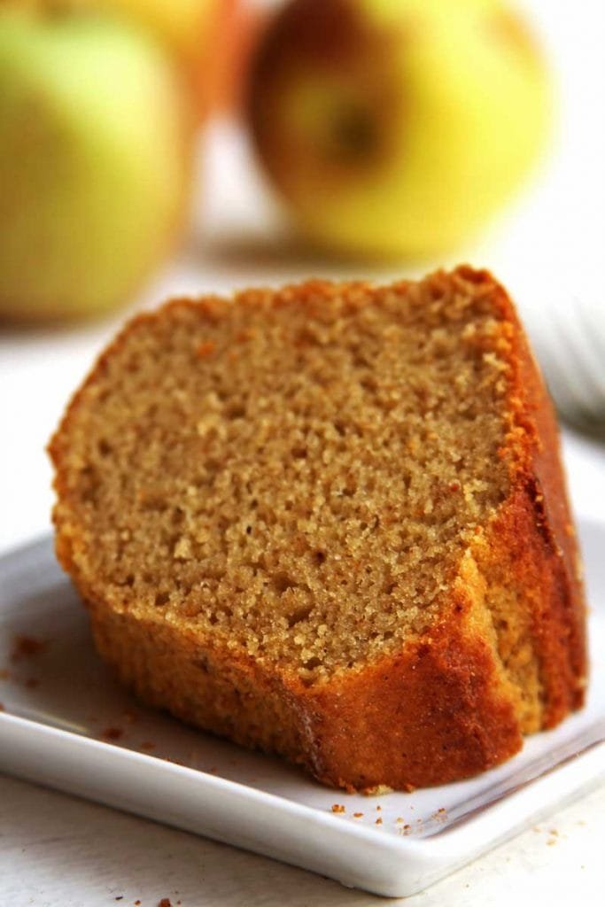 Receita de Bolo de Maçã simples de liquidificador muito fofinho. É sem glúten, sem lactose e muito nutritivo!