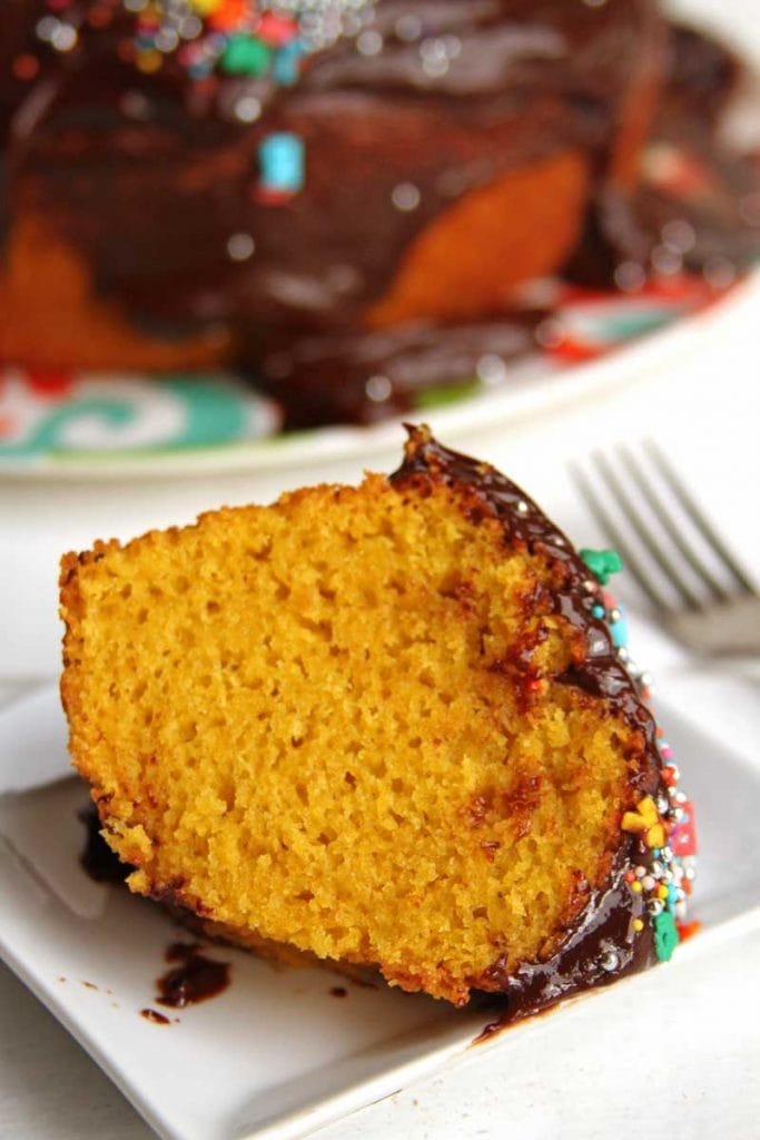 Bolo de Cenoura de liquidificador fácil com cobertura de chocolate cremosa. Receita clássica de Bolo de Chocolate da Vovó!