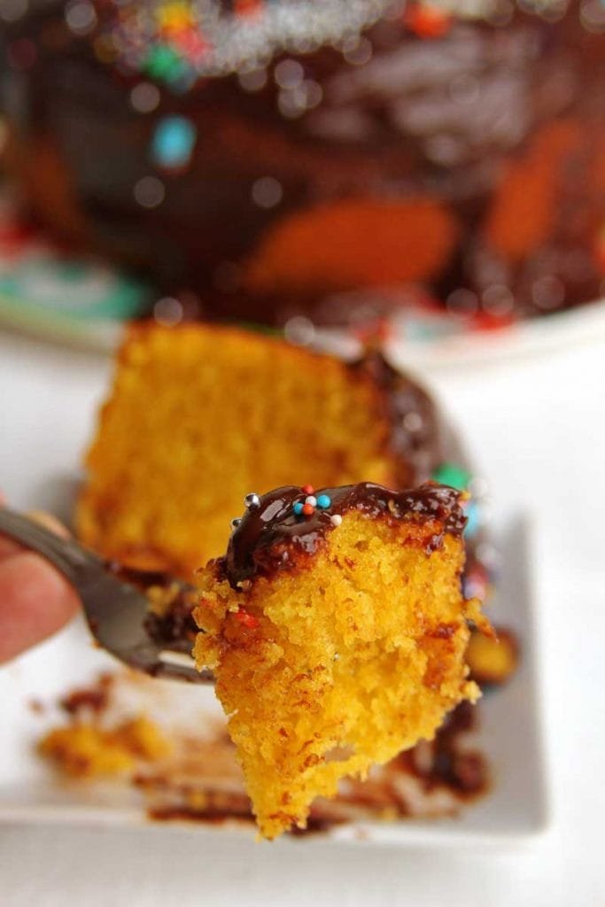 Bolo de cenoura de liquidificador fácil com cobertura de chocolate cremoso. Bolo de Cenoura da Vovó!