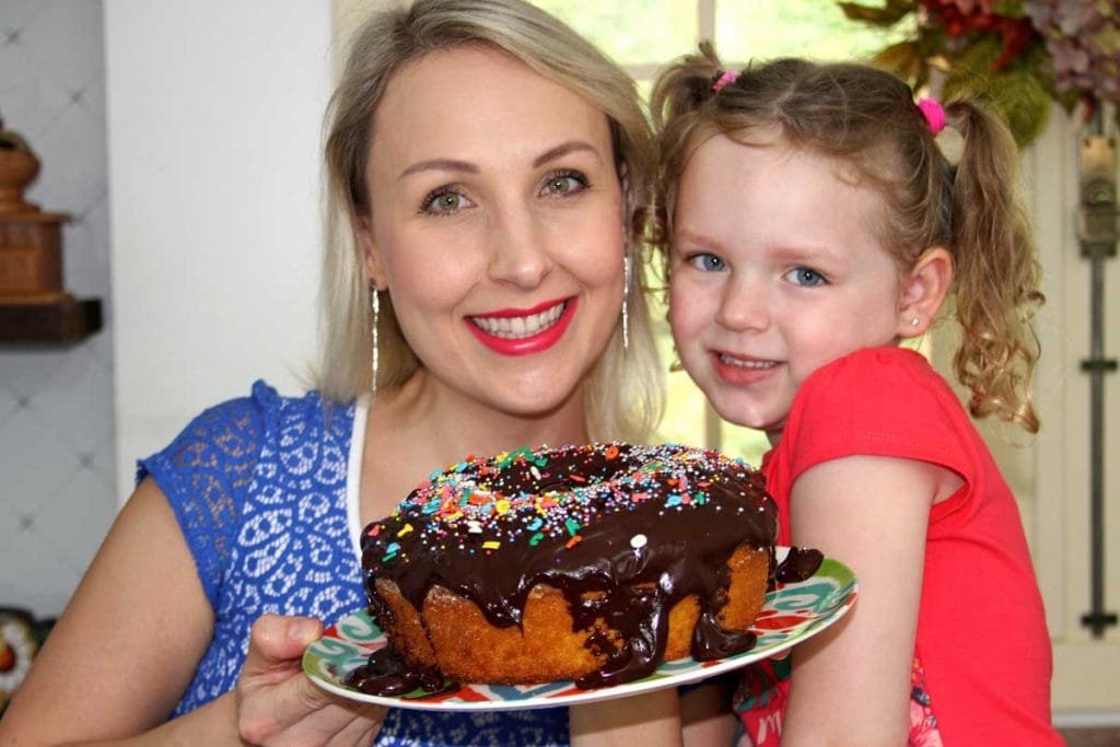 Bolo de cenoura da vovó com cobertura de chocolate cremosa. Bolo de cenoura fofinho de liquidificador