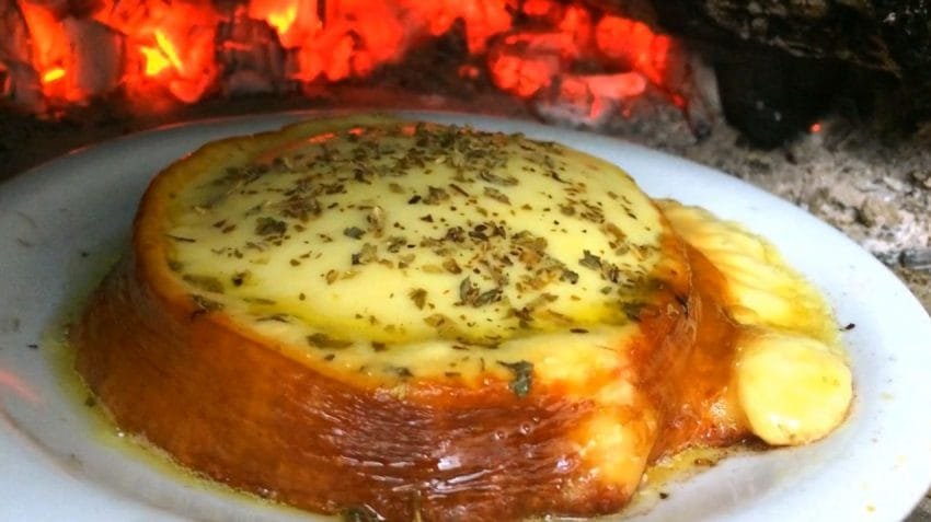 Provolone assado com orégano, provoleta