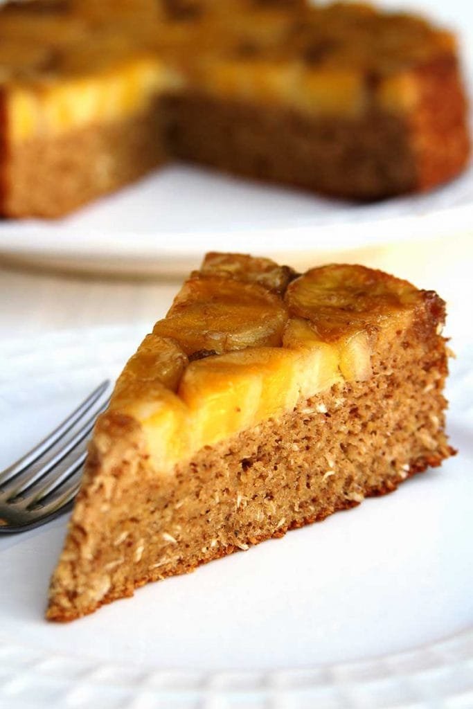 Receita de bolo de banana invertido com açúcar mascavo feito no liquidificador sem farinha