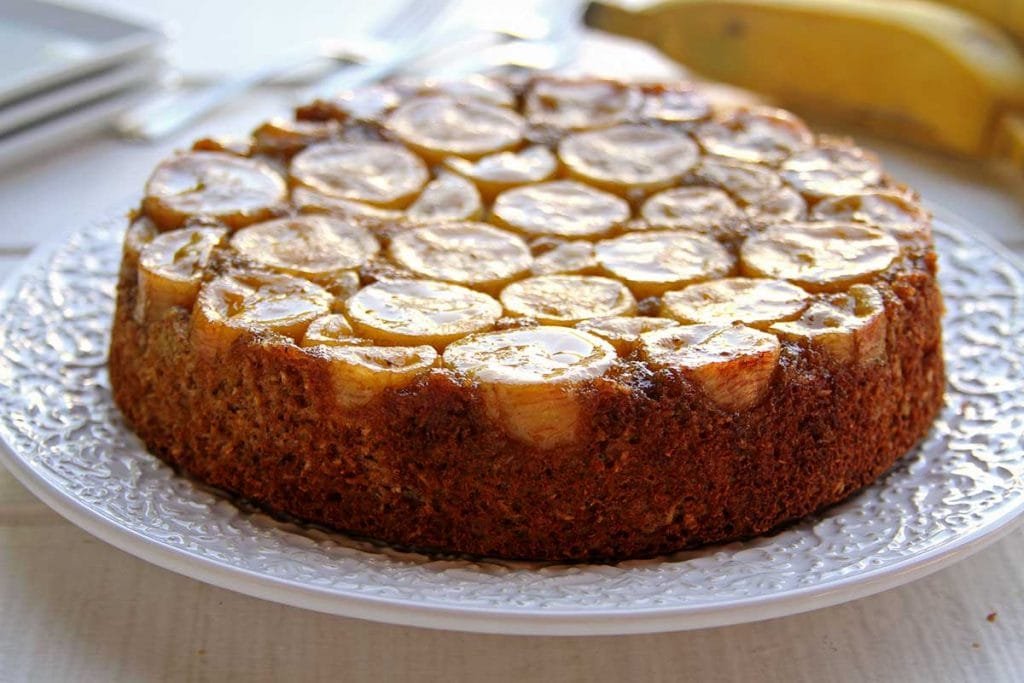 Bolo de banana de liquidificador sem glúten, sem lactose. Bolo de banana invertido com açúcar mascavo e sem farinha!