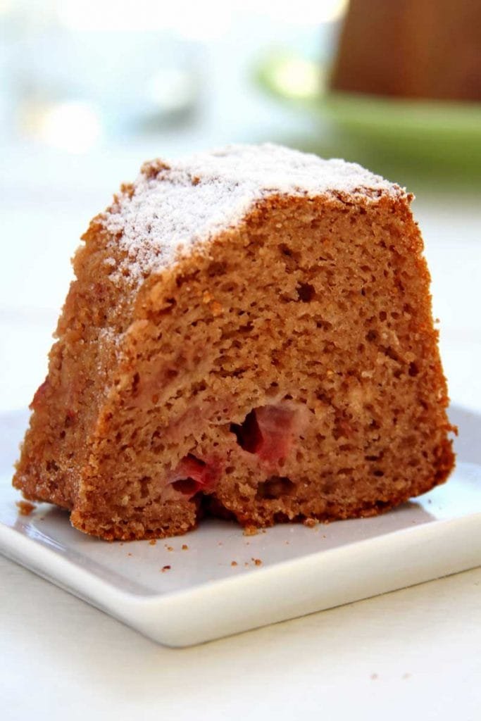 Receita fácil de Bolo de Morango Simples feito no liquidificador. Bolo de morango sem glúten e sem lactose fofinho!