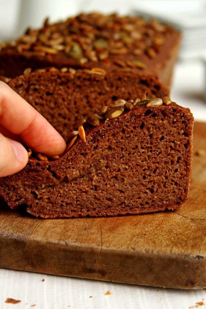 Receita de Pão de Teff fofinho e flexível sem esfarelar. É vegano, sem glúten, sem lactose, fácil e rápido de preparar!